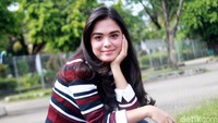 Ia terlihat cantik tanpa make-up yang tebal. Pool/Gus Mun/detikFoto.