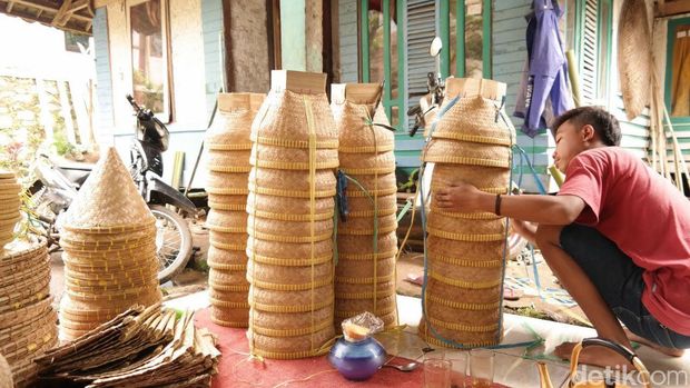 Cerita Perajin Bambu  di Purwakarta yang Omzetnya Naik 10 