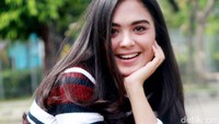 Vebby tampak cantik dengan rambutnya yang terurai. Pool/Gus Mun/detikFoto.