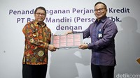 Menteri Kominfo Rudiantara (kiri) dan Dirut Bank Mandiri Kartika Wirjoatmodjo (kanan) menghadiri penandatanganan perjanjian kredit senilai Rp 875 miliar kepada PT Palapa Ring Barat selaku Badan Usaha Pelaksana (BUP) Proyek Jaringan Tulang Punggung Serat Optik Nasional Palapa Ring Paket Barat yang diinisiasi oleh Kementerian Komunikasi dan Informatika Republik Indonesia.