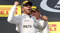 Hamilton diikuti oleh Rosberg dan Ricciardo di posisi kedua dan ketiga. REUTERS/Laszlo Balogh.