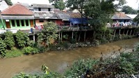 Tampak pemukiman warga yang behadapan langsung dengan kali Cipinang tersbut hanya ditopang tiang-tiang pondasi.