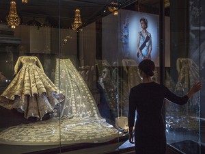 Foto: Gaun Pengantin Ratu Elizabeth II yang Dihiasi 10.000 Mutiara
