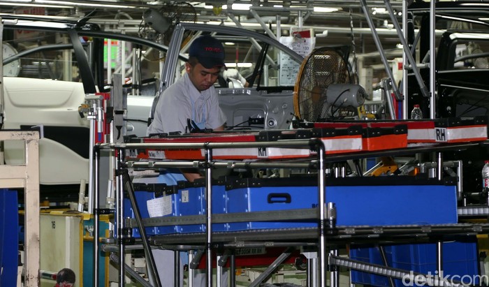 Pabrik milik PT Toyota Motor Manufacturing Indonesia (TMMIN) di Karawang resmi melahirkan mobil Sienta. Toyota menargetkan produksi 4.000 unit/bulan.