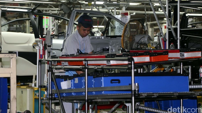 Pabrik milik PT Toyota Motor Manufacturing Indonesia (TMMIN) di Karawang resmi melahirkan mobil Sienta. Toyota menargetkan produksi 4.000 unit/bulan.