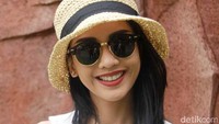 Ia juga bergaya dengan kacamata hitam. Pool/Gus Mun/detikFoto.