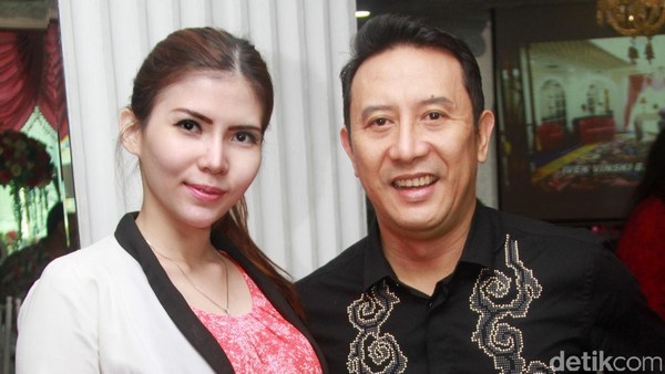 Sonny Tulung Gandeng Kekasih