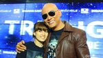 Jaket Kulit dan Kacamata Hitam Andalan Deddy Corbuzier
