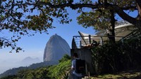 Tampak kejauhan, terlihat Sugarloaf Montain dengan jalur kereta gantungnya. Wajib banget naik kereta gantung ini saat plesiran ke Rio de Janeiro (Ken Yunita/detikTravel)