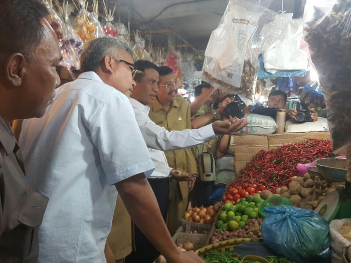Kunjungi Pasar Sentral Medan, Mentan Cek Harga Bawang Merah dan Beras