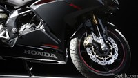 Pelek dengan 7-spoke yang didesain secara eksklusif juga menghiasi bagian motor sport ini.