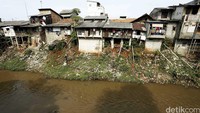 Intensitas hujan yang terus mengguyur Kota Jakarta dan sekitarnya, membuat kondisi ini sangat berbahaya bagi warga yang tinggal.
