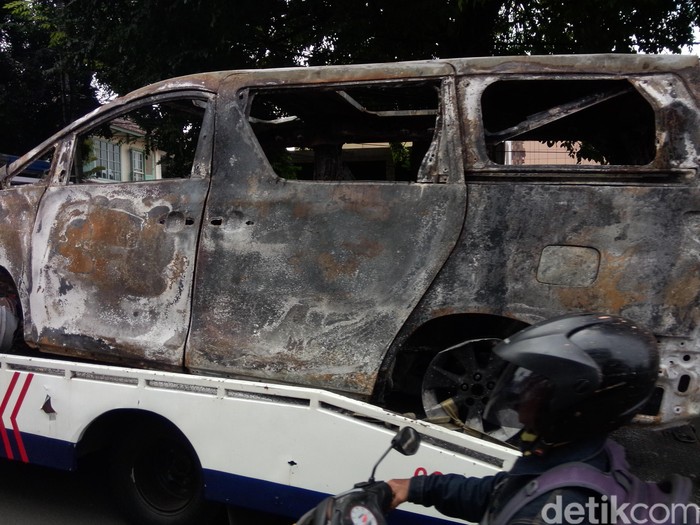 Ini Penampakan Bangkai Toyota Alphard yang Terbakar di Senayan
