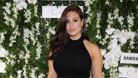 Presenter Ashley Graham terkenal akan kampanye body positivity-nya. Ia melakukan hal tersebut akibat banyak orang yang mem-bully dirinya karena tubuhnya yang gemuk dan dianggap tak pantas menjadi selebriti. Foto: Getty Images