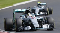Hasil ini juga mengantarkan Hamilton ke puncak klasemen pebalap. Pebalap berusia 31 tahun tersebut kini mengoleksi nilai 192. Sedangkan Rosberg turun ke posisi kedua dengan koleksi nilai 186. REUTERS/Laszlo Balogh.