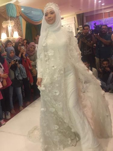 Pertamakalinya Ivan Gunawan Rilis Gaun Pengantin Untuk