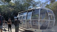 Traveler tak perlu mendaki untuk sampai di puncak Sugarloaf Montain, setinggi 396 mdpl. Sudah ada kereta gantung yang dibuat sejak tahun 1912 dan mampu mengangkut 65 penumpang dalam satu waktu (Ken Yunita/detikTravel)
