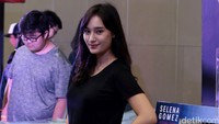 Tatjana Saphira terlihat manis dengan kaus hitam, celana putih serta sneakers putih.