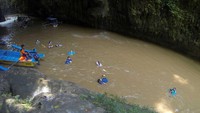 Wisatawan asing yang sedang asyik main bodyboarding. Kegiatan tersebut memang dapat dilakukan oleh wisatawan. Di mana Anda hanya cukup santai dan membiarkan arus membawa badan hingga dermaga (Randy/detikTravel)