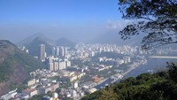 Sugarloaf Montain sudah menjadi destinasi favorit turis di Rio de Janeiro. Siapkan kocek, pakai pakaian yang nyaman, bawa kamera dan mari kita naik kereta gantungnya untuk melihat salah satu peemandangan terindah di dunia (Ken Yunita/detikTravel)