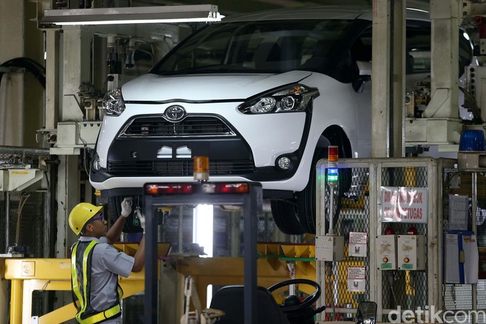Pabrik milik PT Toyota Motor Manufacturing Indonesia (TMMIN) di Karawang resmi melahirkan mobil Sienta. Toyota menargetkan produksi 4.000 unit/bulan.