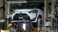 Sienta menjadi produk kendaraan utuh keenam yang diproduksi secara lokal oleh TMMIN di antara jajaran model lainnya seperti Kijang Innova, fortuner, Etios Valco, Vios dan Yaris serta dua jenis mesin bertipe TR-K dan R-NR.