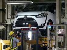 Mobil Hybrid Pertama Toyota yang Dibuat di Indonesia adalah....