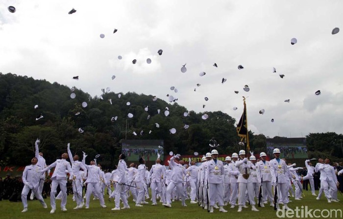 Presiden Joko Widodo telah melantik 720 perwira remaja (paja) dari tiga Akademi TNI dan Akademi Kepolisian di Lapangan Sapta Marga, Akademi Militer (Akmil) Magelang, Selasa (26/7/2016).