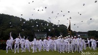 Para perwira TNI AL melakukan aksi lempar topi seusai pelantikan Prasetya Perwira TNI-Polri.