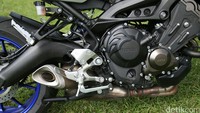 Motor yang harganya setara dengan mobil 2.000 cc ini memiliki fitur lainnya yang diunggulkan, yakni D-Mode. D-Mode atau mode setting mesin, mode untuk memilih karakter mesin yang cocok untuk rider dan kondisi jalan yang dilalui saat berkendara, dioperasikan oleh tombol pada bagian tangan kanan handle bar.