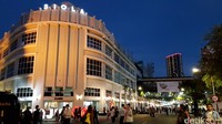 Wajah Jalan Tunjungan juga sudah cantik dan indah. Sebab, dihiasi dengan ribuan lampu dan lampion di atasnya.
