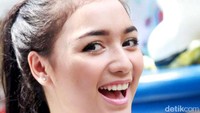 Pesinetron berusia 22 tahun itu tampak excited kala menceritakan pengalamannya bertemu pelantun Revival itu. Pool/Gus Mun/detikFoto.