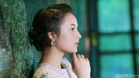 Tak cuma cantik, ia juga termasuk aktris dengan prestasi gemilang. (Wadrobe by SEBASTIANred Lokasi pemotretan di Wilshire, Senopati, Jakarta Selatan)