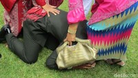 Mencium kaki sang ibu seusai dilantik menjadi perwira.