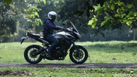 MT-09 Tracer memiliki wheel base hingga 1.440 mm, dengan panjang mencapai 2.160 mm, lebar 950 mm dan tinggi 1.345 mm. Sehingga motor yang diboyong langsung dari Jepang ini pasti akan terasa sangat tinggi dan besar. Motor ini juga semakin terkesan gahar dengan bobot yang dimilikinya, yakni 210 kg.