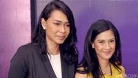 Dian berpose dengan Adinia Wirasti. Pool/Noel/detikFoto.