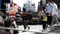 Keluarga terpidana mati mneyeberang ke Pulau Nusakambangan dari Dermaga Wijayapura.