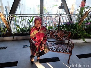 Pendukung Kian Banyak, Risma hanya Senyum dan Melontar Candaan soal Pilgub DKI