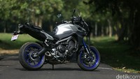 Yamaha MT-09 Tracer tampil dengan handle bar yang lebih lebar dilengkapi Traction Control System. Selain itu, motor tersebut juga dibekali fitur andalan D-Mode untuk memilih karakter mesin yang cocok untuk pengendara dari kondisi jalan yang dilewati.
