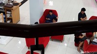 Kedai kopi dan makanan juga tersedia di Museum Surabaya.