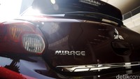 New Mirage hadir dengan warna terbaru Wine Red Pearl. Mobil ini ditargetkan terjual sebanyak 400 unit per bulan.