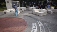 Taman yang sudah mulai dikerjakan pada akhir April ini dibangun agar kegiatan demonstrasi tidak mengganggu lalu lintas sekitar. Bangunan inti seluas 460 meter persegi, sedangkan lahannya sendiri seluas 1.000 meter persegi.