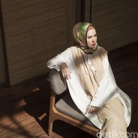 Wardrobe: Angel Lelga Label. Fotografer: Zaky Akbar. Makeup Artist: Vivi Thalib. Lokasi: Lewis & Carroll, Kebayoran Baru, Jakarta Selatan. Stylist: Kiki Oktaviani. Model: Angel Lelga.