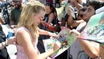 Margot Robbie Menawan Tampil Simple dan Natural