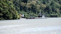 Perahu yang menyeberangkan keluarga terpidana mati bersandar di dermaga di Pulau Nusakambangan.