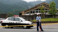 Polisi berjaga di depan pusat perawatan penyandang cacat yang baru saja diserang. REUTERS/Issei Kato.