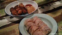 Sebelum menikmati hidangan utama, ada baiknya menyicipi hidangan pembuka berupa popiah dengan sayuran serta isian daging yang digoreng. Rasanya pasti akan membuat traveler berselera (Wahyu/detikTravel)