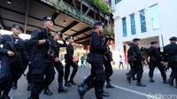 Festival kuliner dijaga pasukan brimob bersenjata karena ada tamu asing dari Prepcom III.