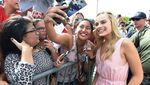 Margot Robbie Menawan Tampil Simple dan Natural
