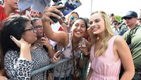 Tampak fans wanita sedang berfoto bareng bersama wanita kelahiran Australia itu.Gustavo Caballero/Getty Images for Warner Bros. Pictures/detikFoto.